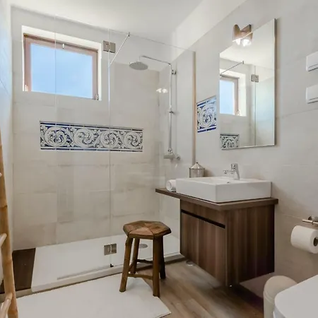 Sunny & Cozy Top Floor Апартаменты *